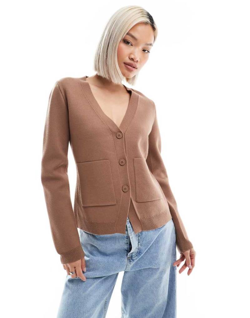 ASOS DESIGN - Strukturierte Strickjacke in Mokka mit V-Ausschnitt und Ziernaht-Neutral von ASOS DESIGN