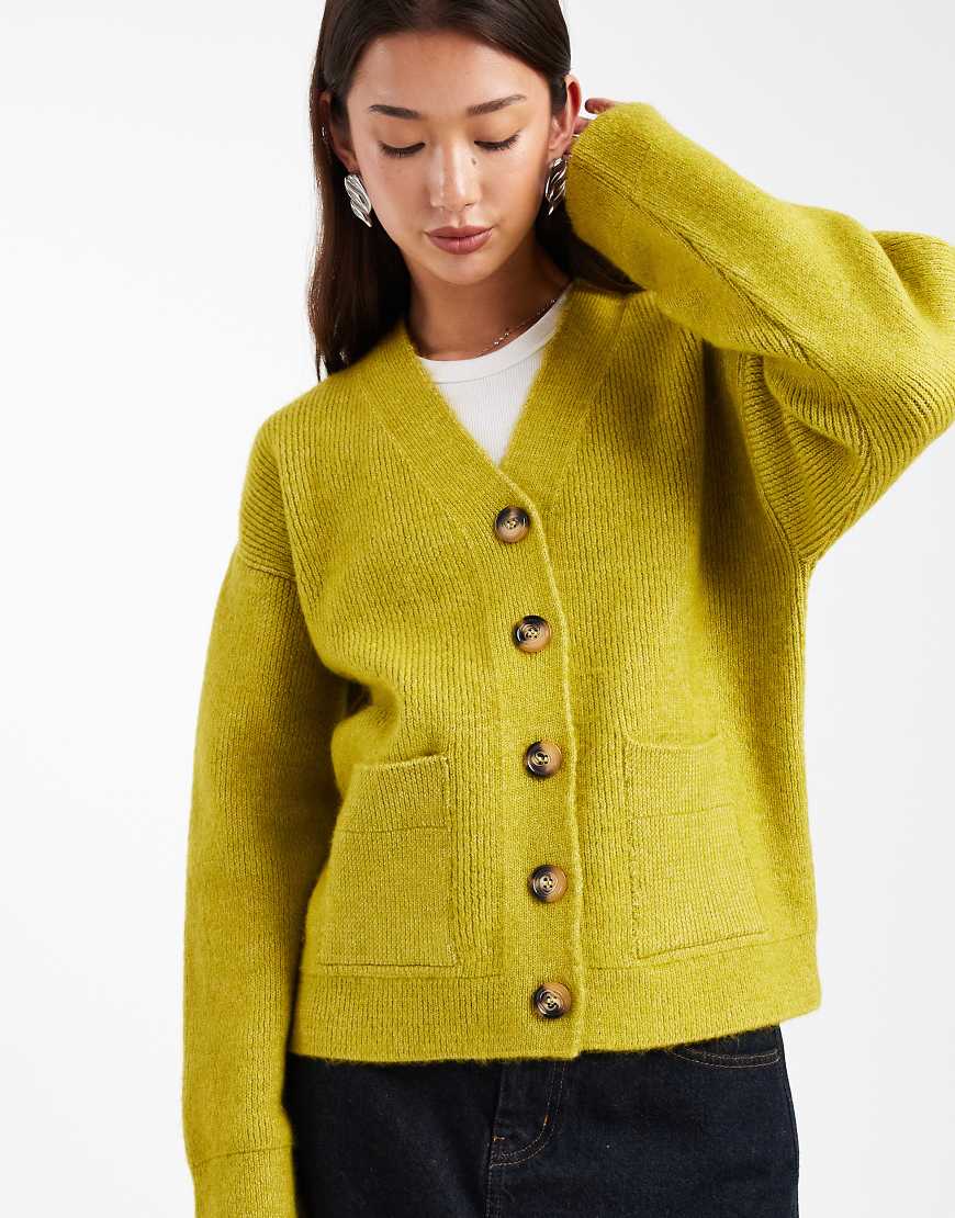 ASOS DESIGN - Strukturierte Strickjacke in Olivgrün mit V-Ausschnitt von ASOS DESIGN