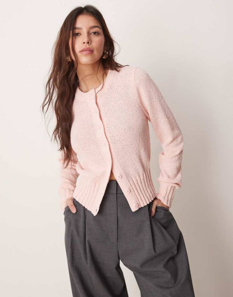 ASOS DESIGN - Strukturierte Strickjacke in Rosa mit Rundhalsausschnitt von ASOS DESIGN
