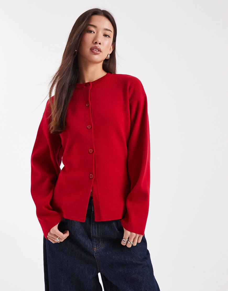 ASOS DESIGN - Strukturierte Strickjacke in Rot mit Rundhalsausschnitt von ASOS DESIGN