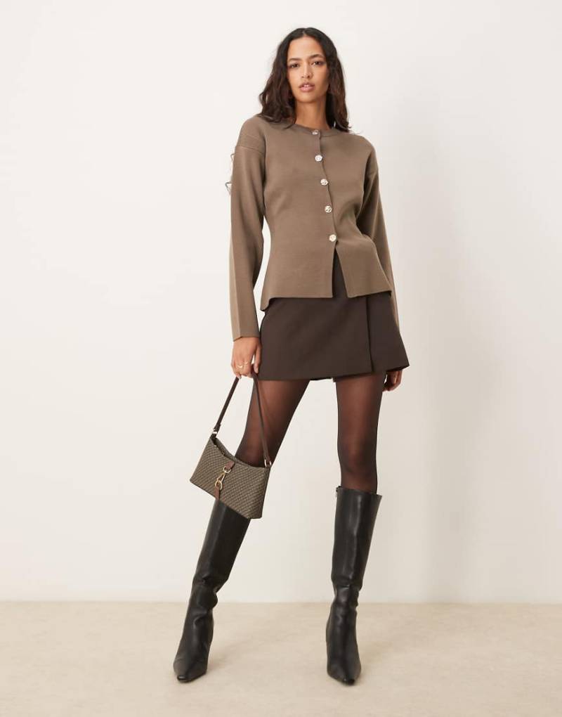 ASOS DESIGN - Strukturierte Strickjacke in Schokobraun mit Rundhalsausschnitt und goldenen Knöpfen von ASOS DESIGN