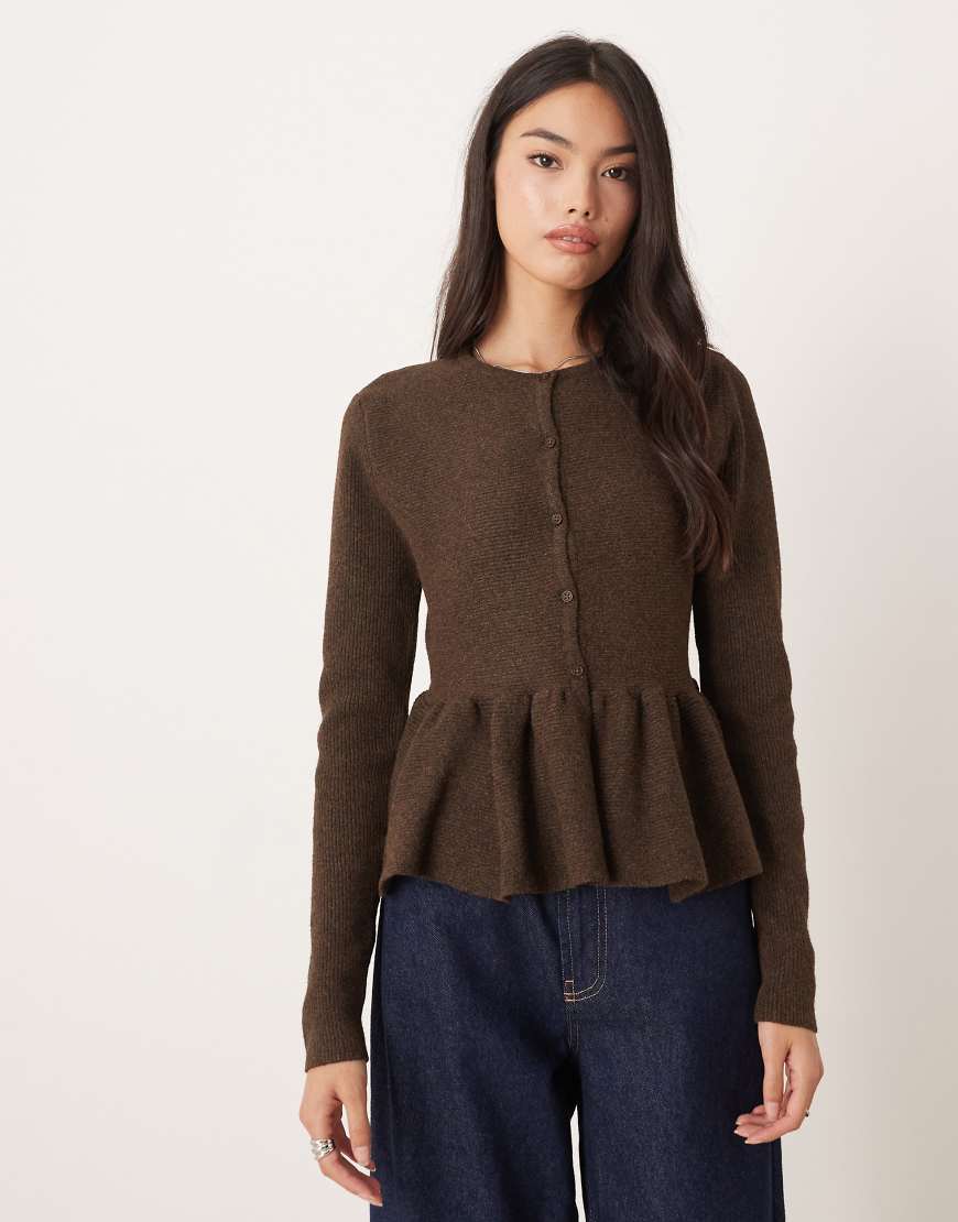 ASOS DESIGN - Strukturierte Strickjacke in Schokobraun mit Schößchensaum-Brown von ASOS DESIGN
