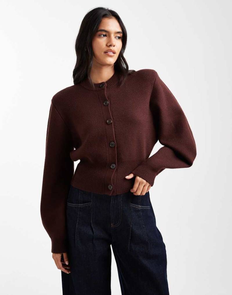 ASOS DESIGN - Strukturierte Strickjacke in Schokobraun mit Schulterpolstern-Brown von ASOS DESIGN