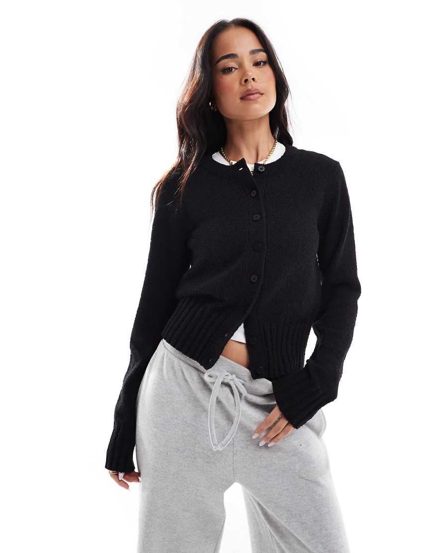 ASOS DESIGN - Strukturierte Strickjacke in Schwarz mit Rundhalsausschnitt ASOS DESIGN - Strukturierte Strickjacke in Schwarz mit Rundhalsausschnitt von ASOS DESIGN