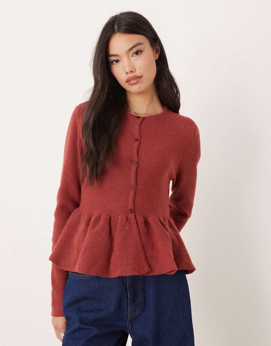 ASOS DESIGN - Strukturierte Strickjacke in vollmundigem Rot mit Schößchensaum von ASOS DESIGN