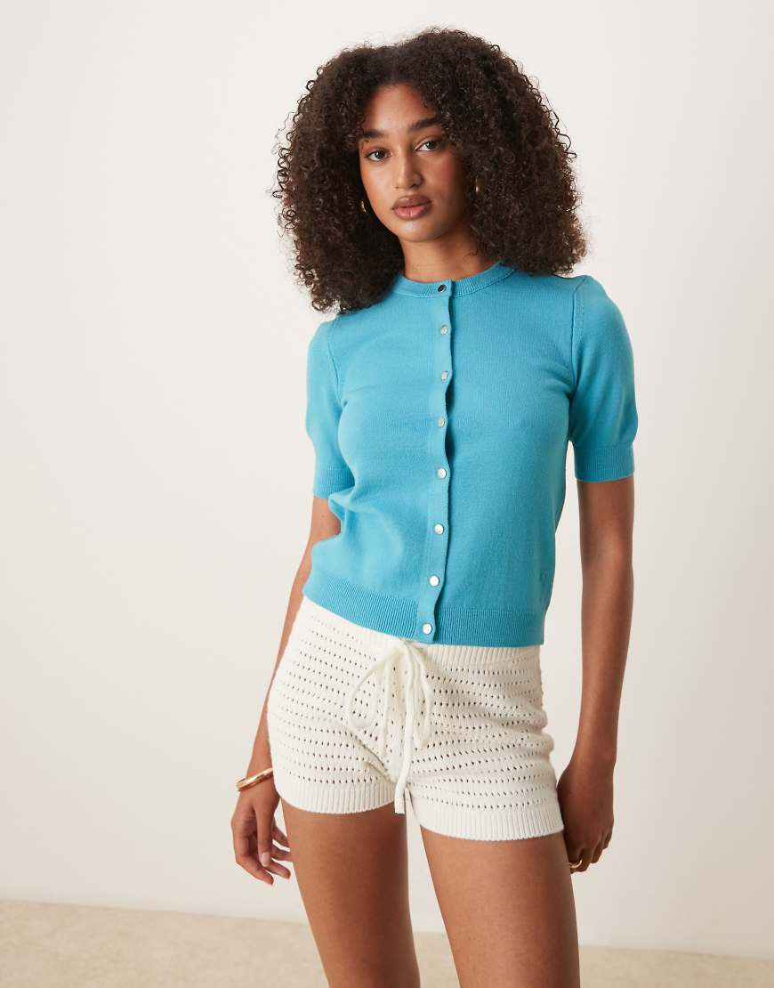 ASOS DESIGN - Strukturierte kurzärmlige Strickjacke in Aqua mit Knöpfen in Silberoptik-Blau von ASOS DESIGN