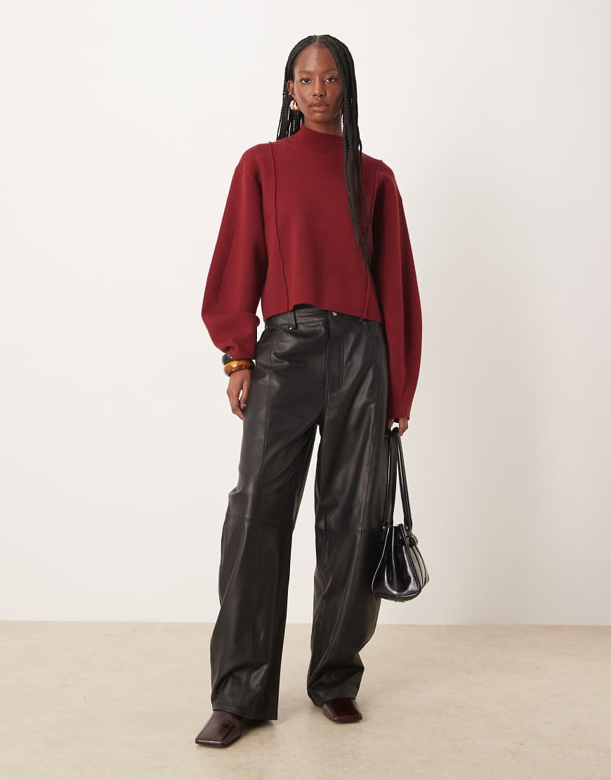 ASOS DESIGN - Strukturierter, kastiger Pullover aus kompaktem Strick in Dunkelrot mit Stehkragen von ASOS DESIGN