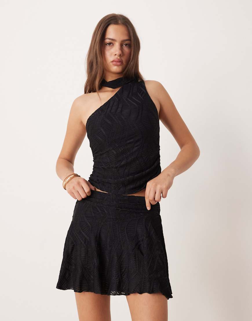 ASOS DESIGN - Strukturierter, schwingender Minirock in Schwarz mit gerafftem Bund, Kombiteil von ASOS DESIGN