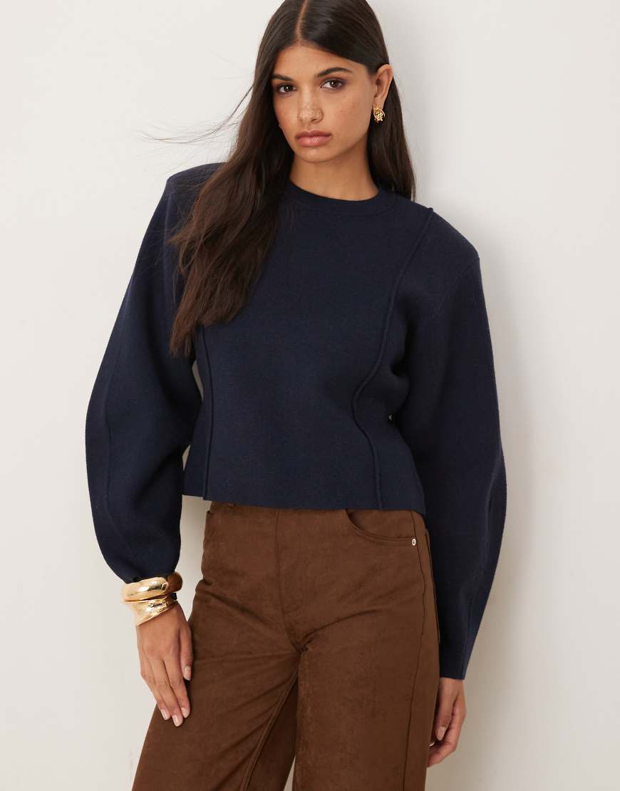 ASOS DESIGN - Strukturierter, taillierter Pullover in Marineblau mit Schulterpolstern von ASOS DESIGN