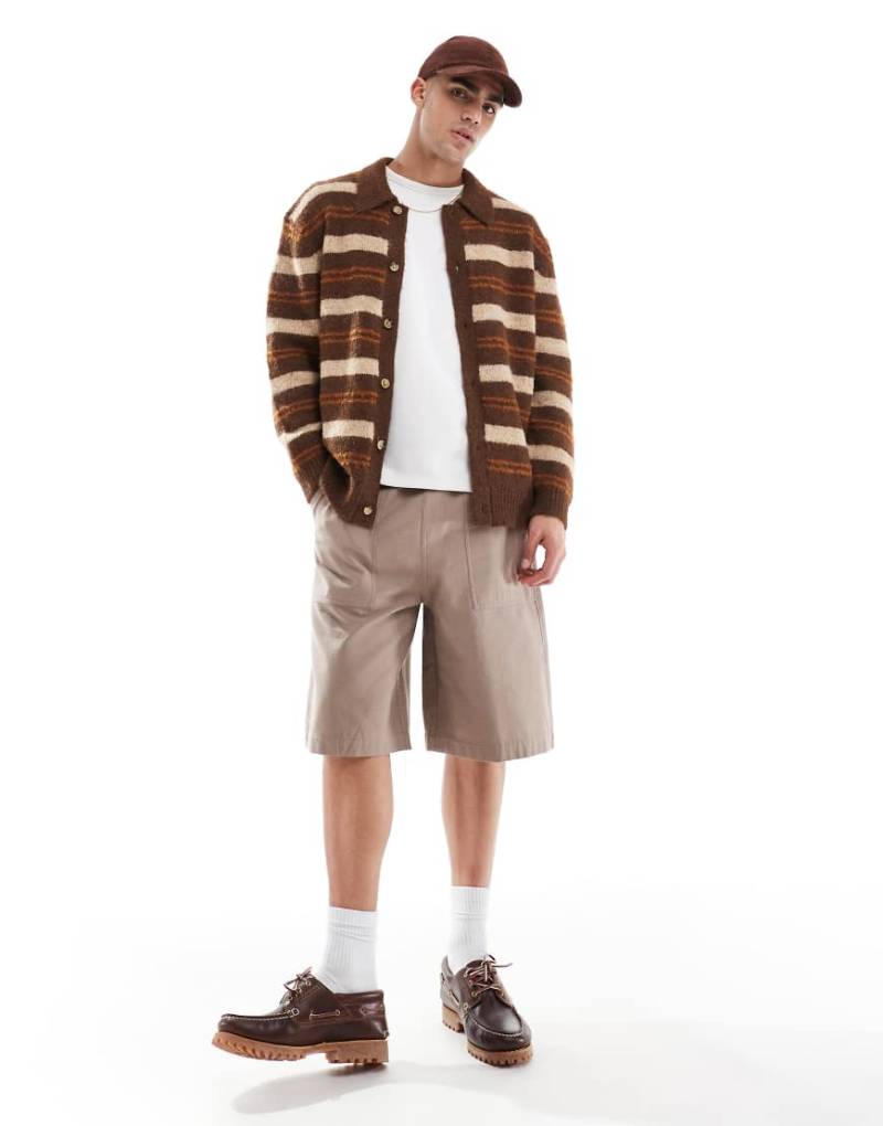 ASOS DESIGN - Strukturierte, lange Shorts in verwaschenem Braun mit Workwear-Aufnäher von ASOS DESIGN