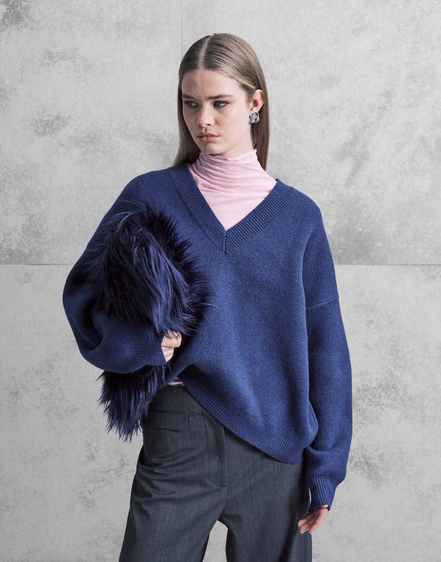 ASOS DESIGN - Strukturierter Pullover in Marineblau mit V-Ausschnitt und extrem kastigem Schnitt von ASOS DESIGN