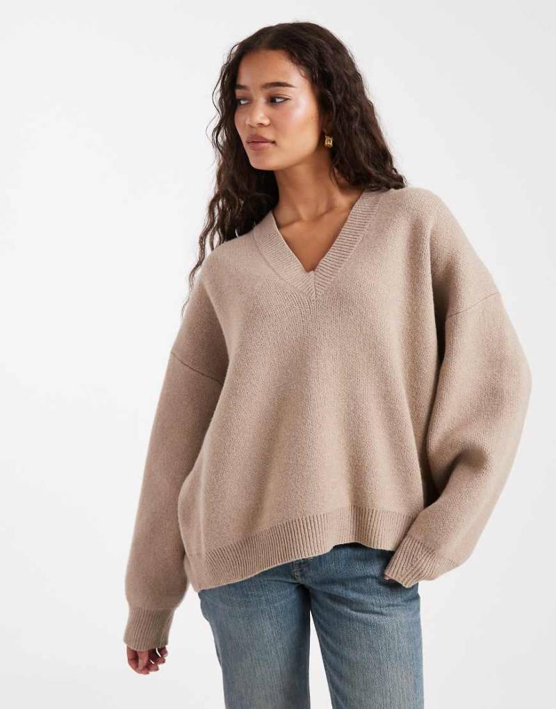 ASOS DESIGN - Strukturierter Pullover in Pilzbraun mit V-Ausschnitt und extrem-kastigem Schnitt-Neutral von ASOS DESIGN