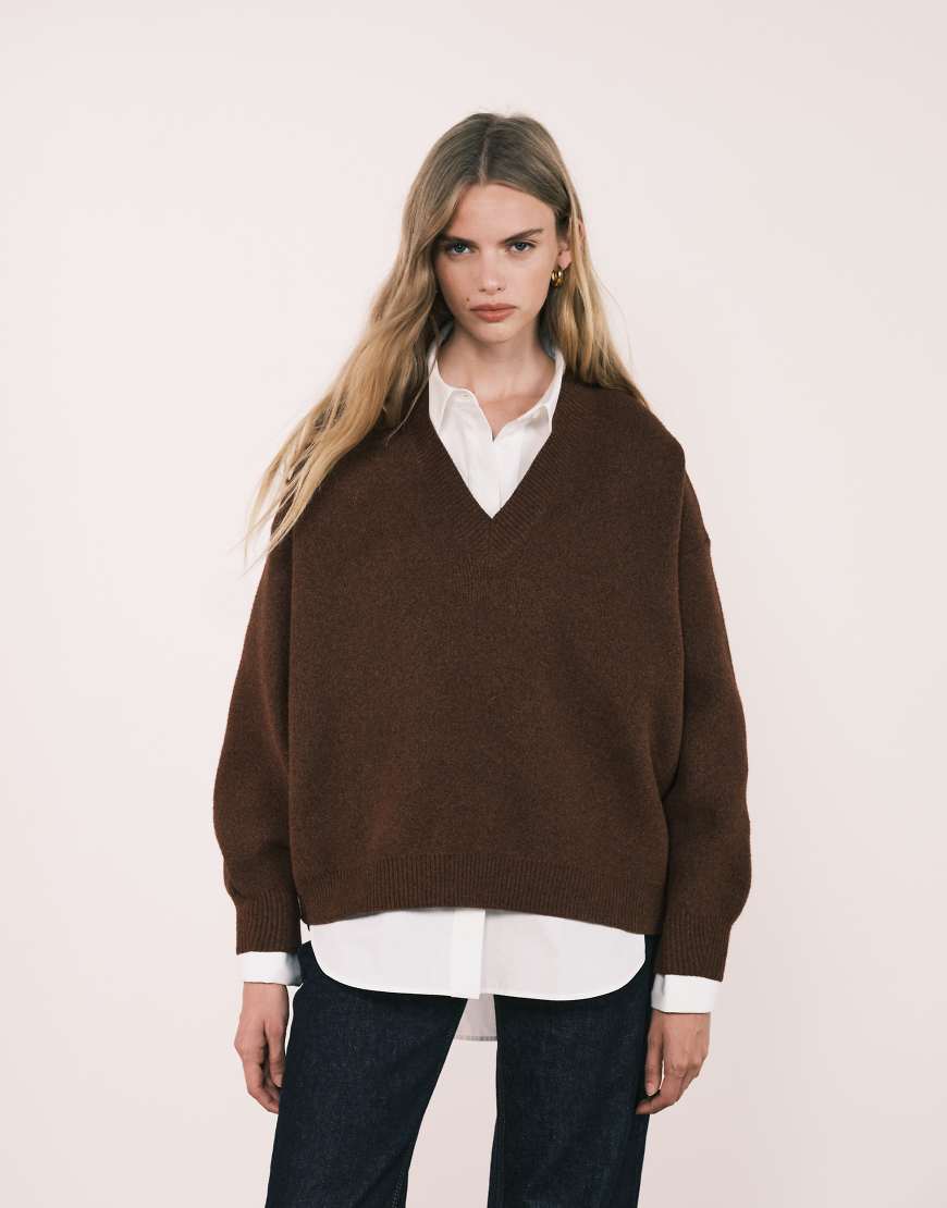 ASOS DESIGN - Strukturierter Pullover in Schokobraun mit V-Ausschnitt und extrem kastigem Schnitt-Rotbraun von ASOS DESIGN