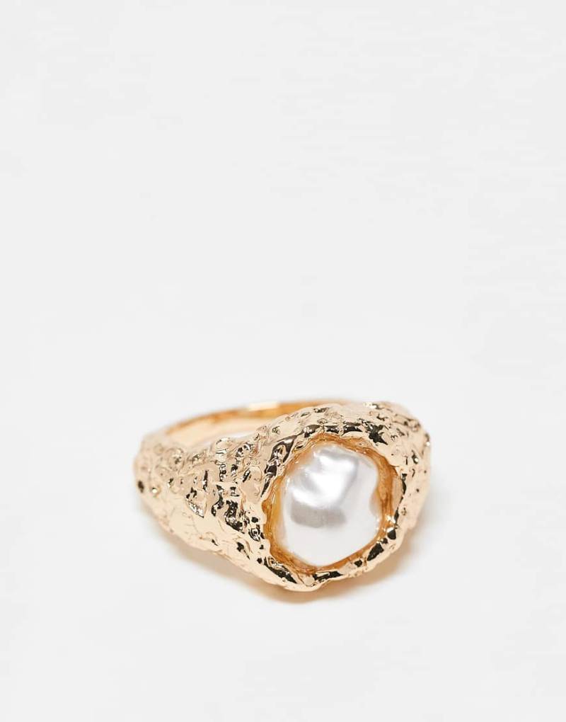 ASOS DESIGN - Strukturierter Ring in Gold in geschmolzener Optik mit Kunstperle-Goldfarben von ASOS DESIGN