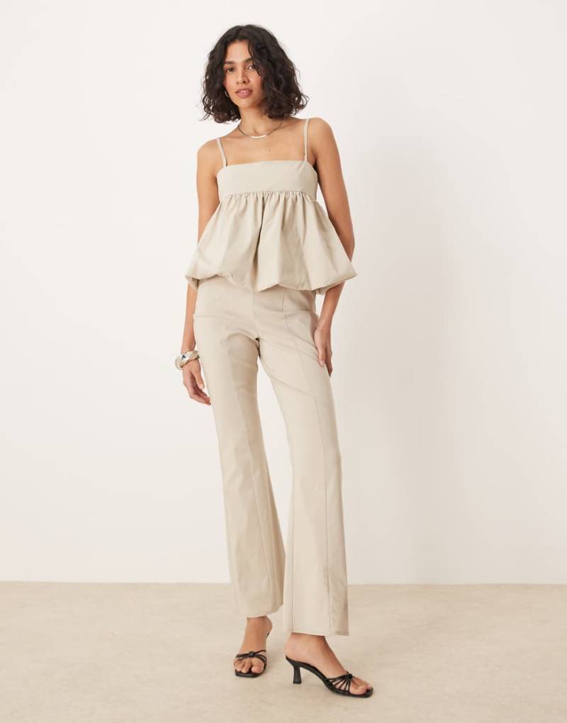 ASOS DESIGN - Strukturierter Schößchen-Jumpsuit in Elfenbein-Weiß von ASOS DESIGN