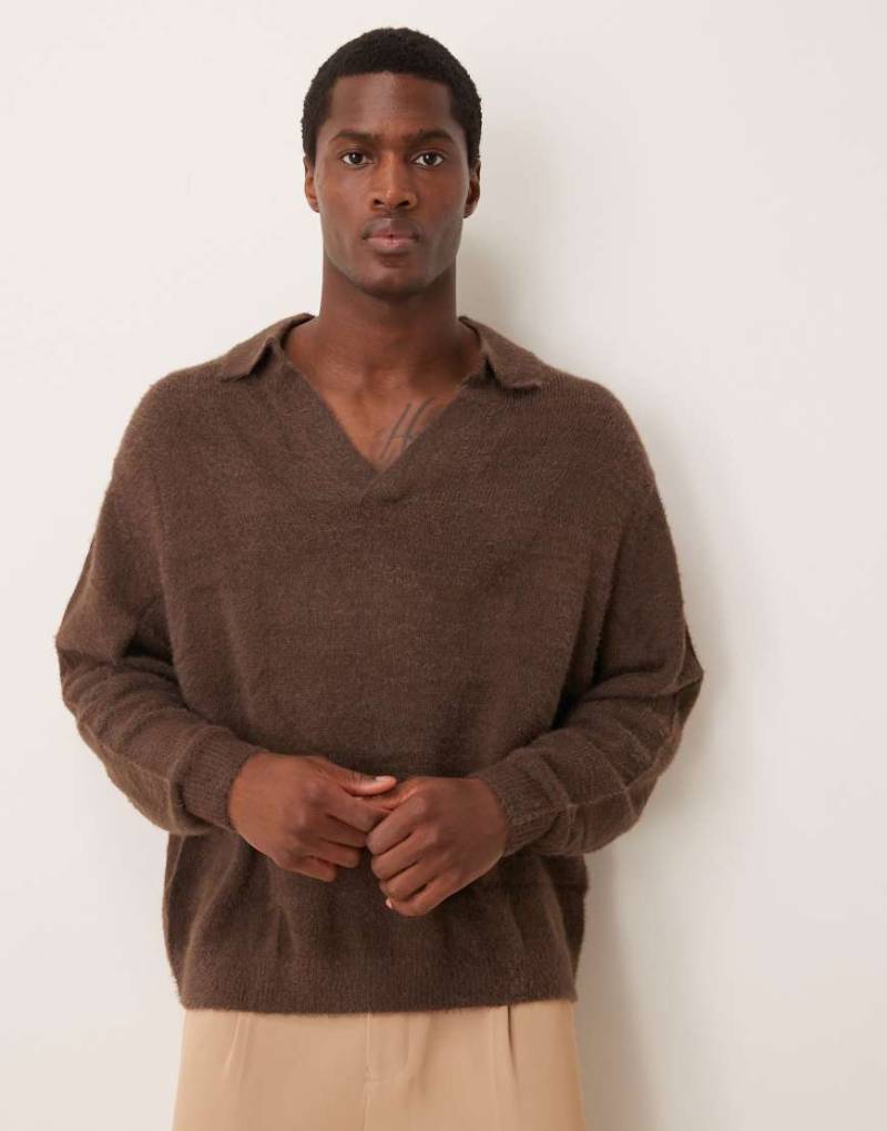 ASOS DESIGN - Strukturierter Strickpullover in Braun mit eingekerbtem Ausschnitt von ASOS DESIGN