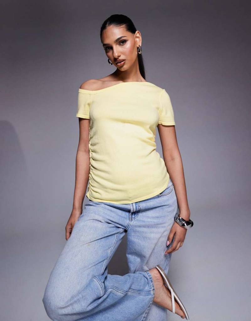 ASOS DESIGN - Strukturiertes, asymmetrisches Strickoberteil in Buttermilch-Gelb von ASOS DESIGN