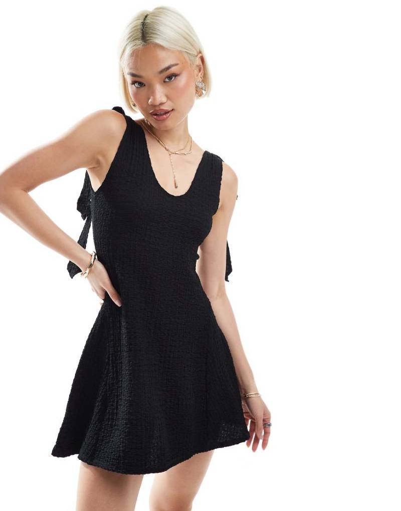 ASOS DESIGN - Strukturiertes, ausgestelltes Minikleid in Schwarz mit gebundenen Ärmeln von ASOS DESIGN