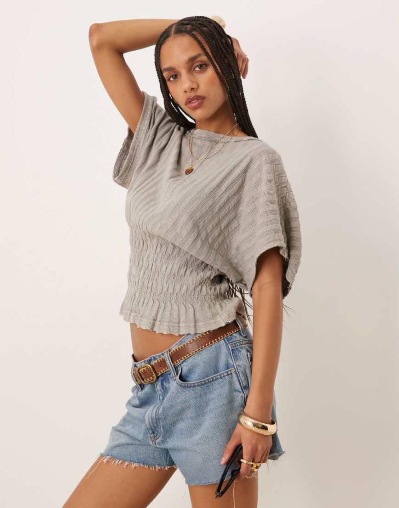 ASOS DESIGN - Strukturiertes, geripptes Shirt in Taubengrau mit gesmokter Taille von ASOS DESIGN