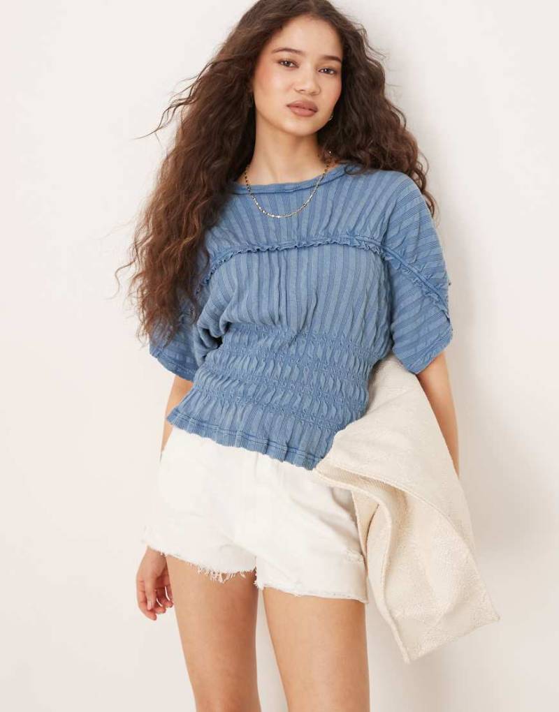 ASOS DESIGN - Strukturiertes, geripptes T-Shirt in Blau mit gesmokter Taille von ASOS DESIGN