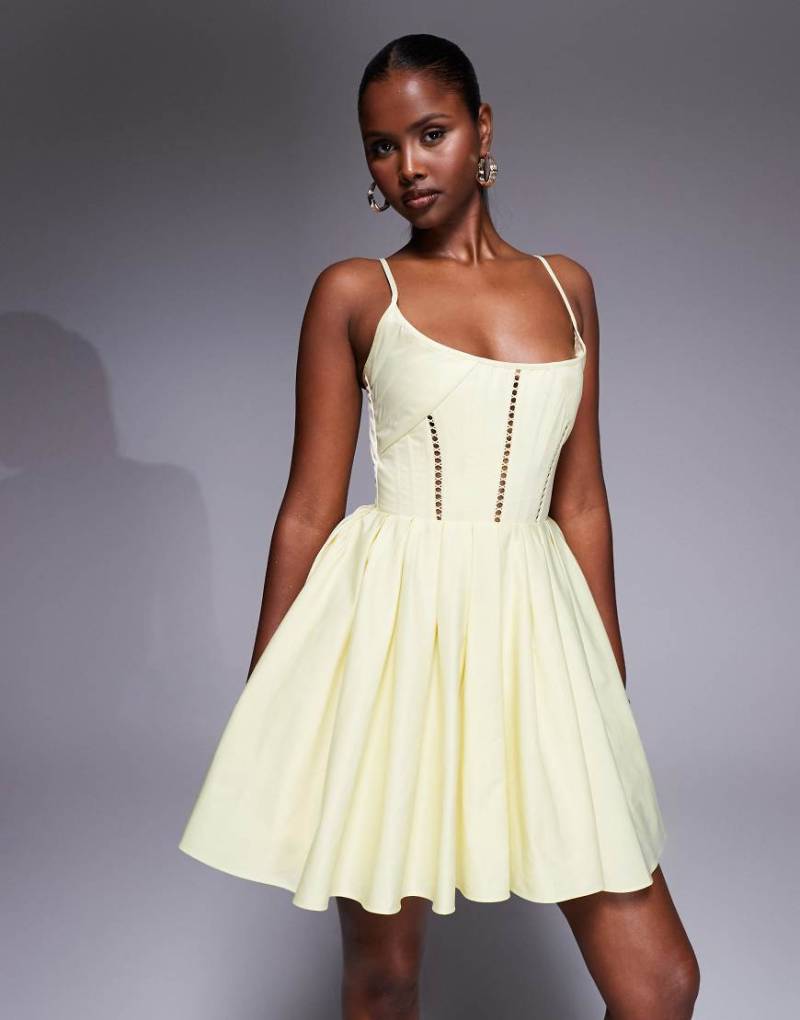 ASOS DESIGN - Strukturiertes, hochwertiges Korsett-Minikleid in Buttermilchgelb mit Schnürung hinten von ASOS DESIGN