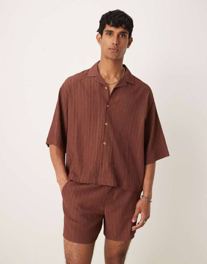 ASOS DESIGN - Strukturiertes, kastiges Oversize-Hemd in Braun mit Reverskragen, Kombiteil von ASOS DESIGN