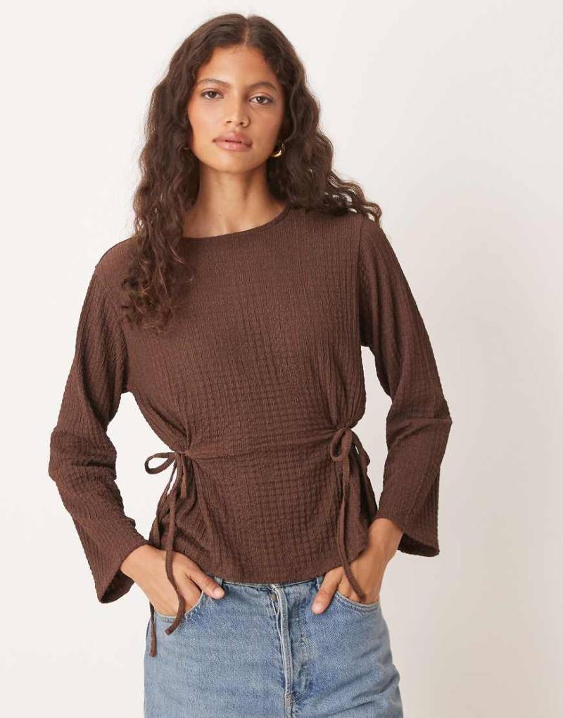 ASOS DESIGN - Strukturiertes, langärmliges T-Shirt in Braun mit Bindedetail von ASOS DESIGN