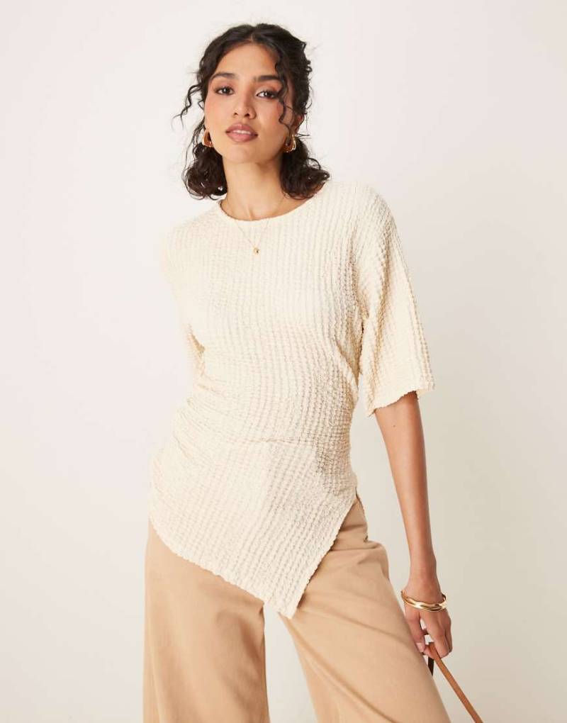 ASOS DESIGN - Strukturiertes, tailliertes T-Shirt in Buttermilchgelb mit asymmetrischem Schnitt von ASOS DESIGN