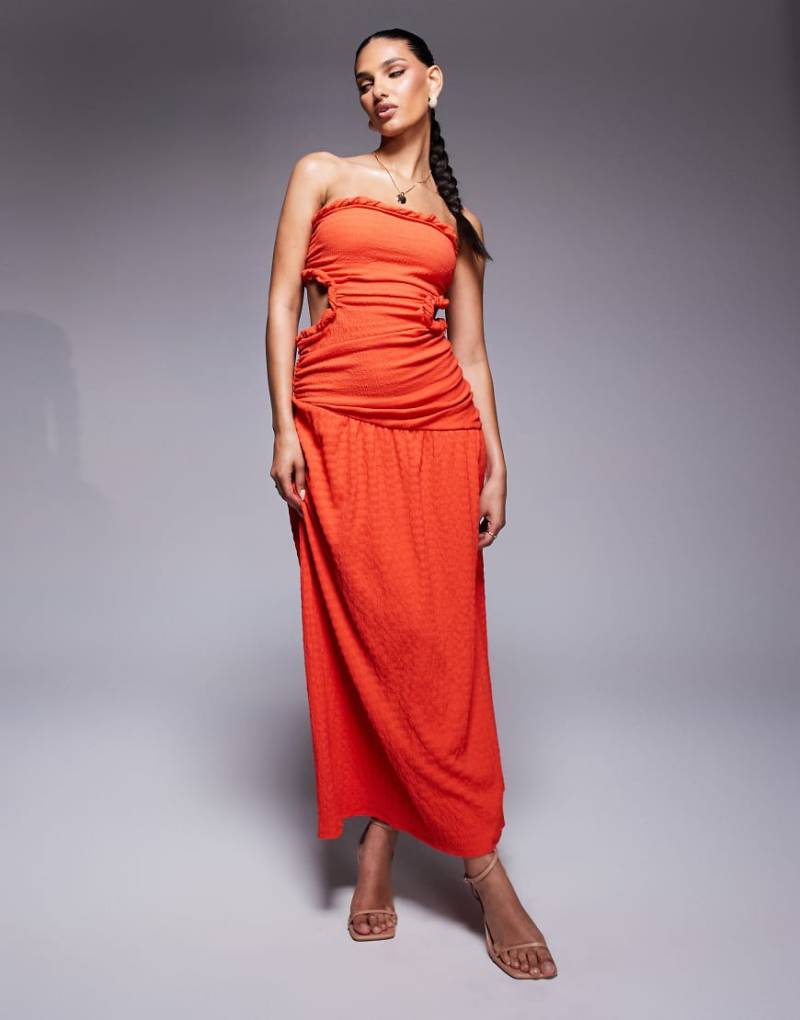 ASOS DESIGN - Strukturiertes, trägerloses Maxikleid in Rot mit Cut-Out und asymmetrischem Saum von ASOS DESIGN