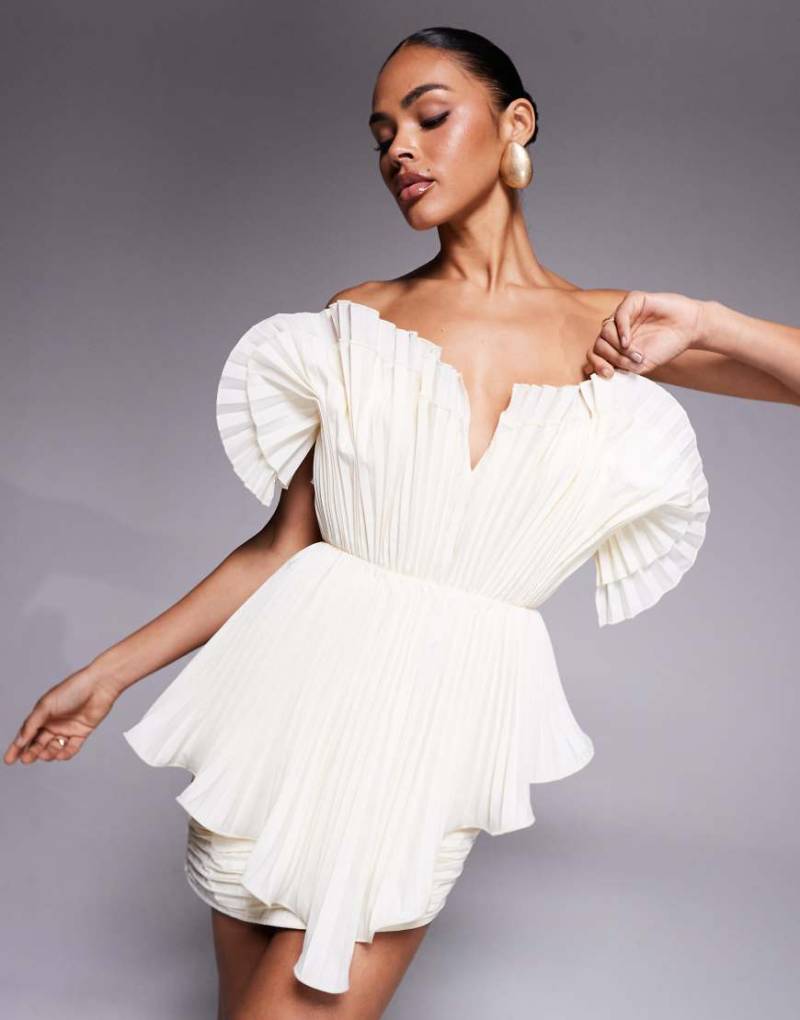 ASOS DESIGN - Strukturiertes, trägerloses Minikleid in Buttermilchgelb-Weiß von ASOS DESIGN