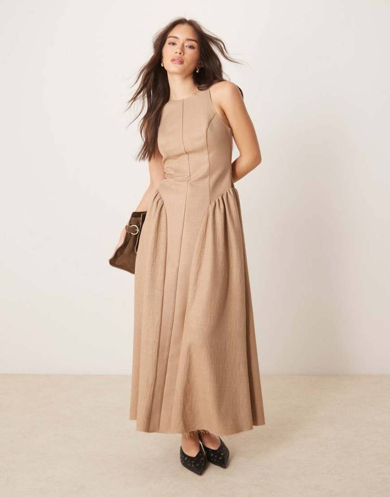 ASOS DESIGN - Strukturiertes, verstärktes Midikleid in Steinbeige mit Rückenausschnitt-Neutral von ASOS DESIGN