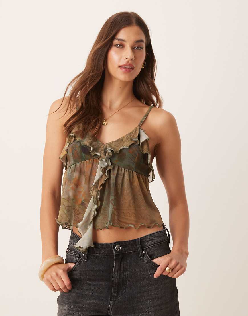ASOS DESIGN - Strukturiertes Babydoll-Oberteil in Braun mit schmalen Trägern und Rüschen-Bunt von ASOS DESIGN