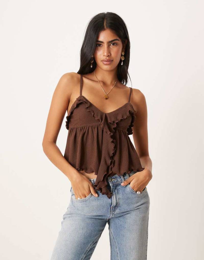 ASOS DESIGN - Strukturiertes Babydoll-Oberteil in Braun mit schmalen Trägern und Rüschen von ASOS DESIGN