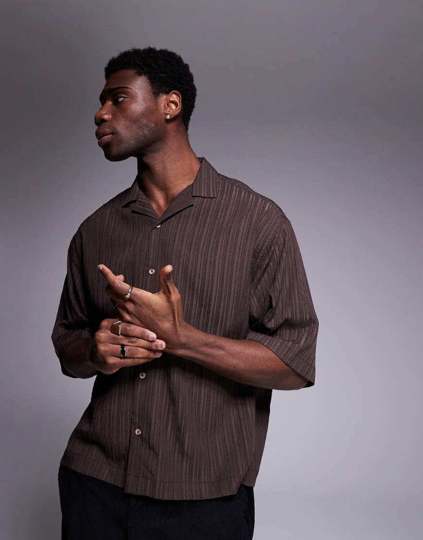 ASOS DESIGN - Strukturiertes Hemd in Braun mit kastigem Oversize-Schnitt von ASOS DESIGN