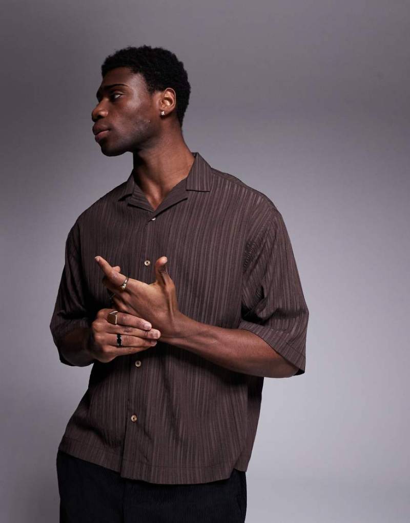 ASOS DESIGN - Strukturiertes Hemd in Braun mit kastigem Oversize-Schnitt von ASOS DESIGN