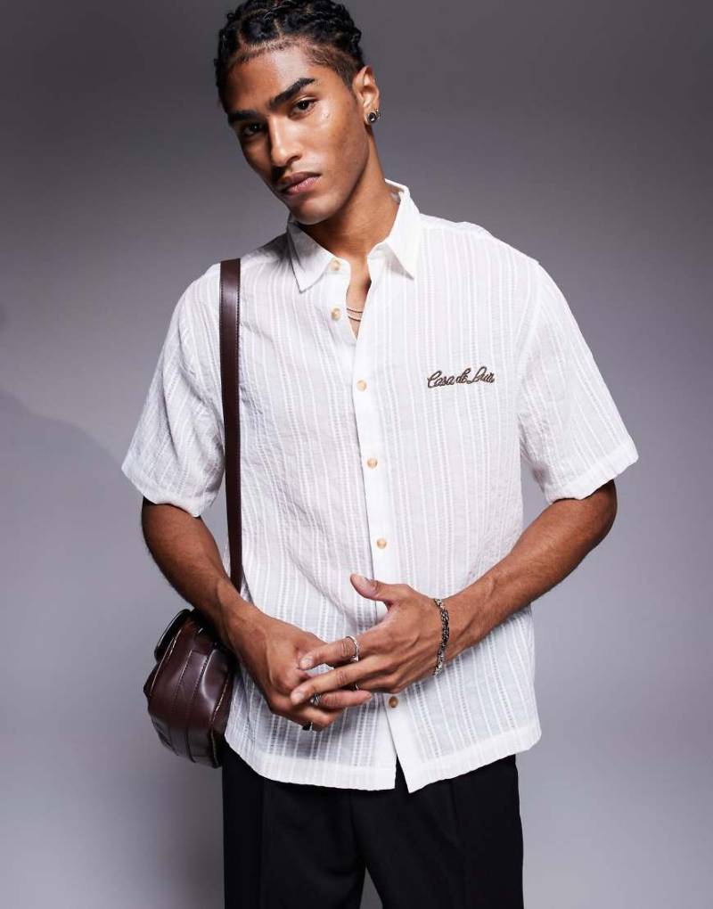 ASOS DESIGN - Strukturiertes Hemd in Weiß mit Stickerei auf der Brust von ASOS DESIGN