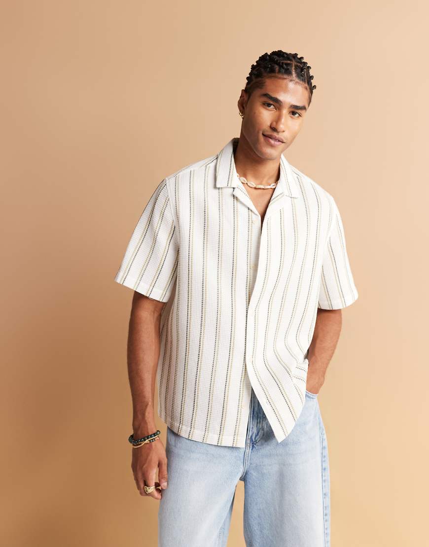 ASOS DESIGN - Hemd in Weiß mit grünen Streifen, Struktur und Reverskragen von ASOS DESIGN