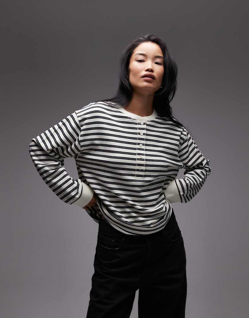 ASOS DESIGN - Henley mit strukturierten Streifen in Cremeweiß und Rosa-Bunt von ASOS DESIGN