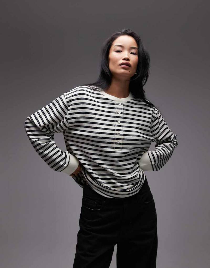 ASOS DESIGN - Henley mit strukturierten Streifen in Cremeweiß und Rosa-Bunt von ASOS DESIGN