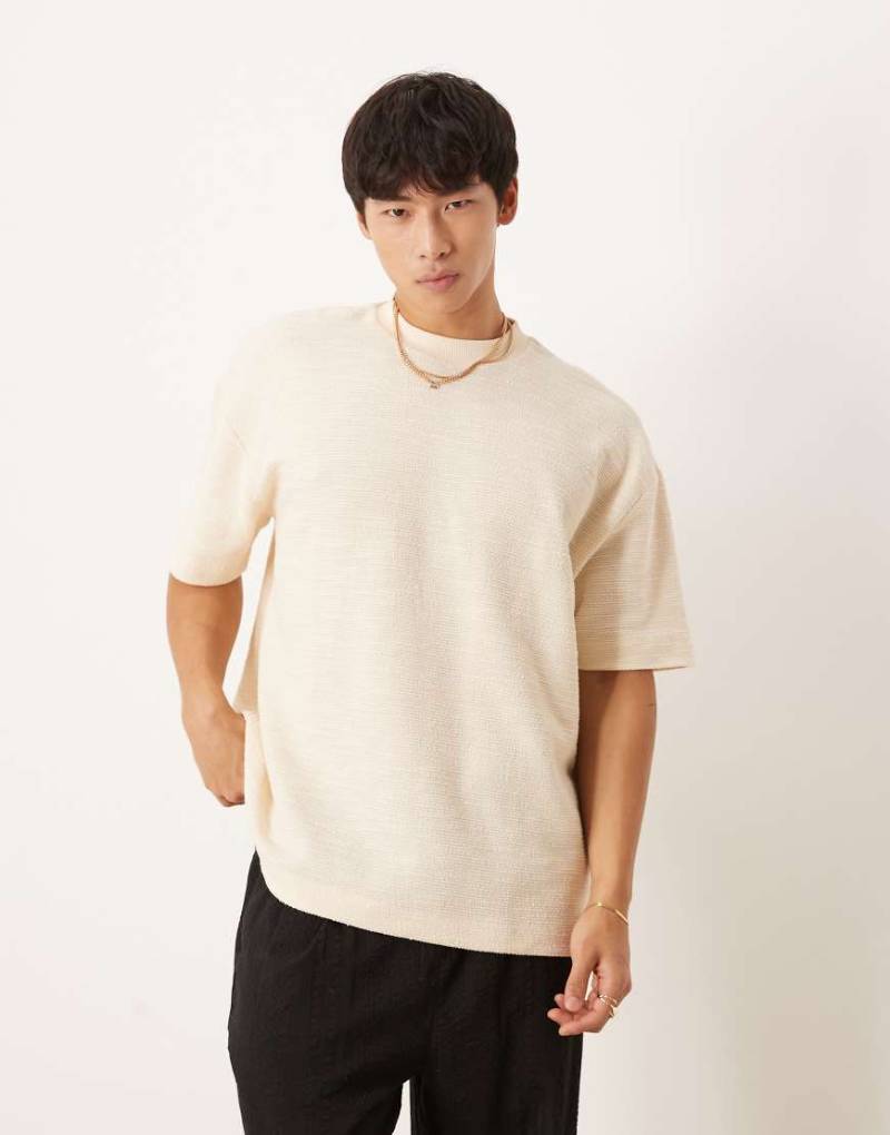ASOS DESIGN - Oversize-T-Shirt in Bouclé-Optik in Creme mit Henley-Kragen-Weiß von ASOS DESIGN