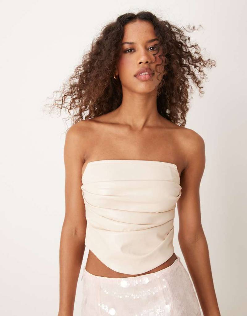 ASOS DESIGN - Strukturiertes Korsett-Oberteil in cremeweißer Lederoptik von ASOS DESIGN