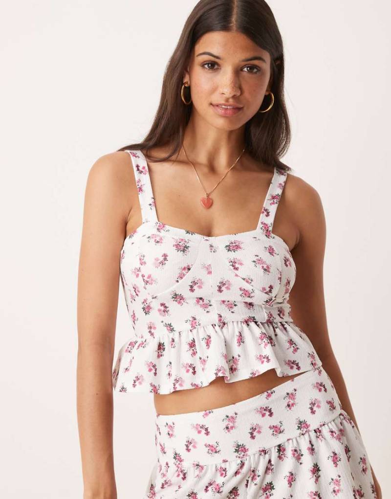 ASOS DESIGN - Strukturiertes Korsett-Camisole mit Blümchenmuster, Rüschensaum und Milchmädchen-Dekolleté-Bunt von ASOS DESIGN
