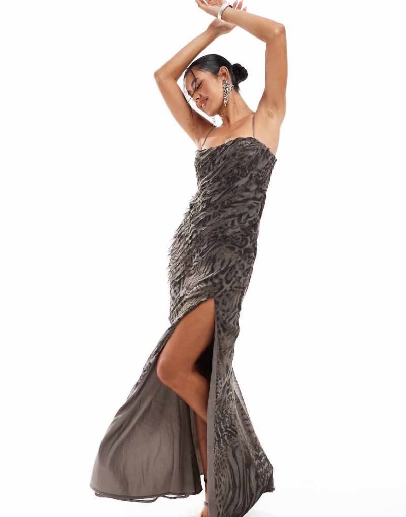 ASOS DESIGN - Strukturiertes Maxi-Trägerkleid mit monochromem Animalprint, unbehandeltem Saum und Rüschen-Bunt von ASOS DESIGN