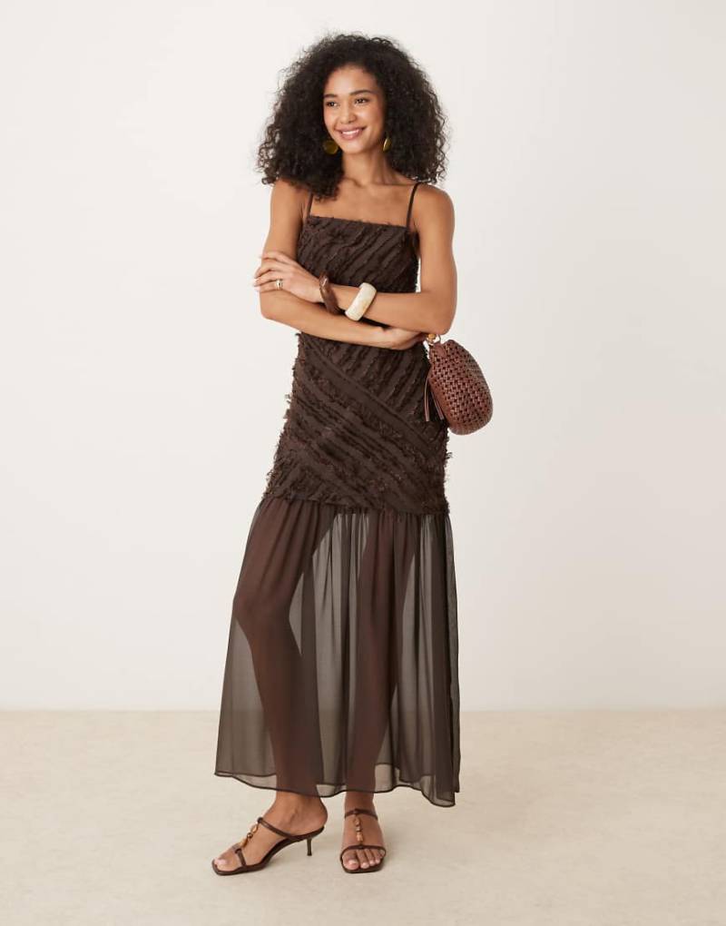 ASOS DESIGN - Strukturiertes Midi-Trägerkleid in Schokobraun mit tiefer Taille-Blau von ASOS DESIGN