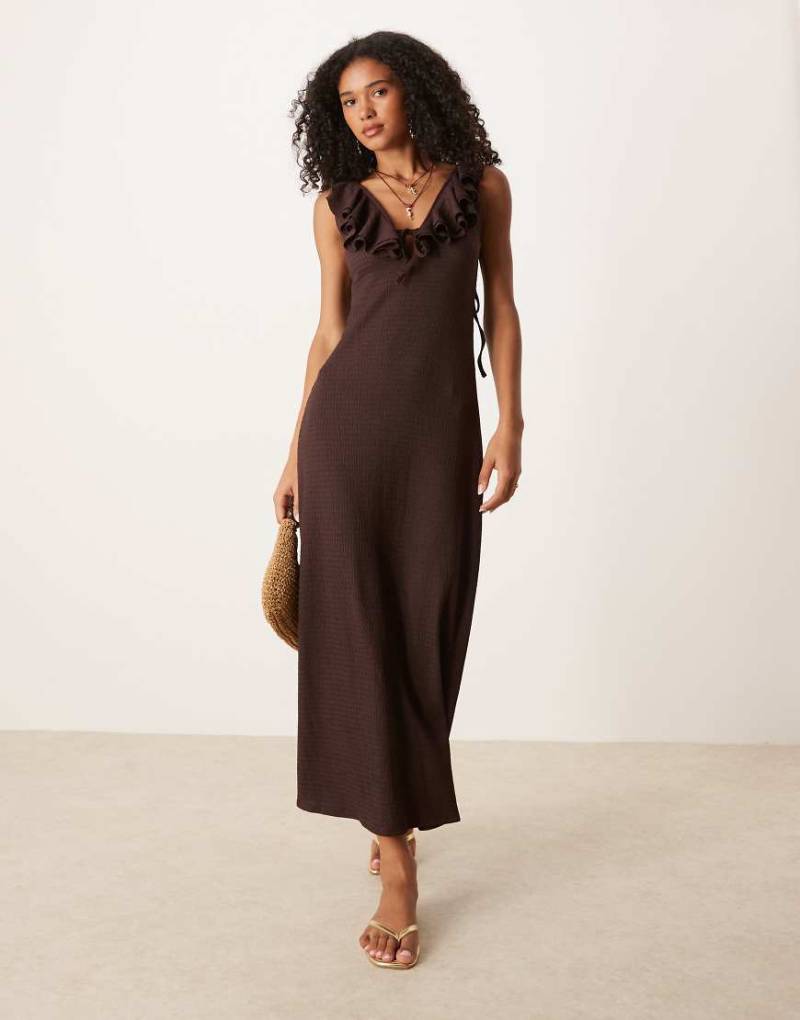 ASOS DESIGN - Strukturiertes Midikleid in Schokoladenbraun mit Rüschendetail-Brown ASOS DESIGN - Strukturiertes Midikleid in Schokoladenbraun mit Rüschendetail-Brown von ASOS DESIGN