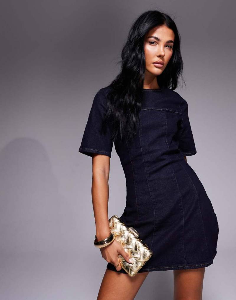 ASOS DESIGN - Strukturiertes Mini-Jeanskleid in Rinse-Waschung mit geraffter Taille-Marineblau von ASOS DESIGN