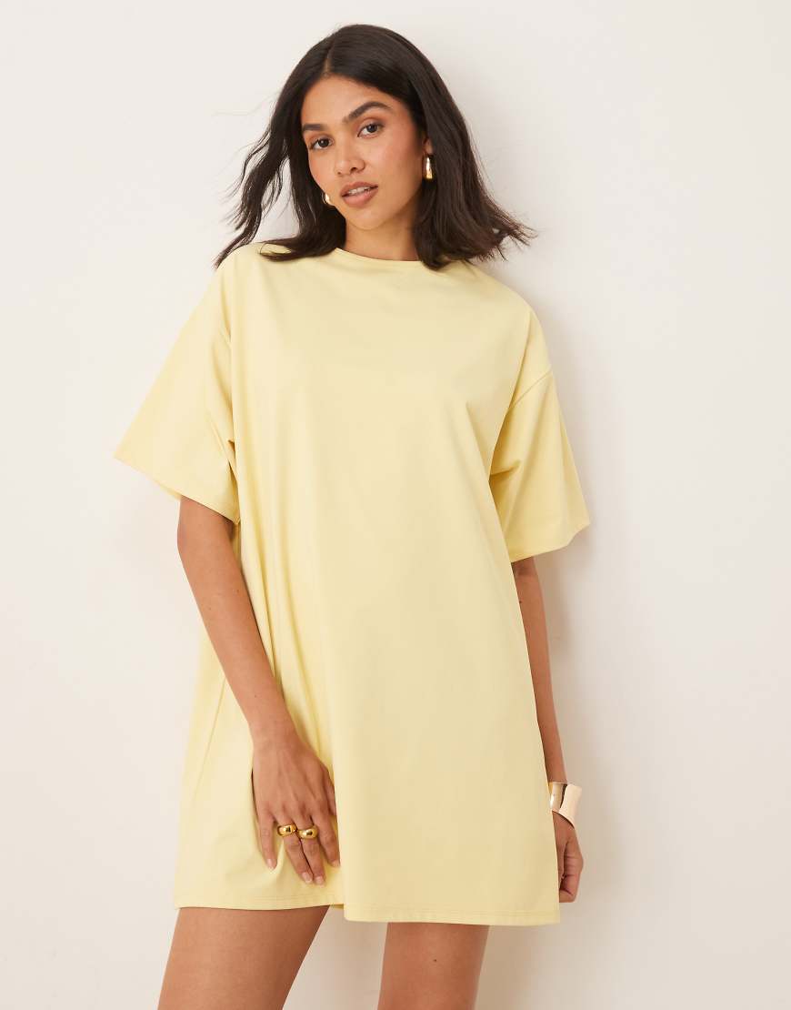 ASOS DESIGN - Mini-T-Shirt-Kleid in Buttermilchgelb mit Oversize-Schnitt ASOS DESIGN - Mini-T-Shirt-Kleid in Buttermilchgelb mit Oversize-Schnitt von ASOS DESIGN