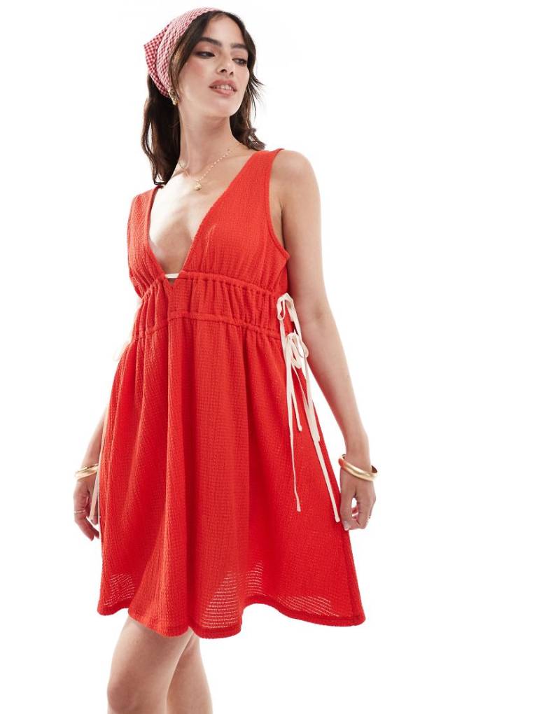 ASOS DESIGN - Strukturiertes Mini-Sommerkleid in Rot mit Bindedetail von ASOS DESIGN