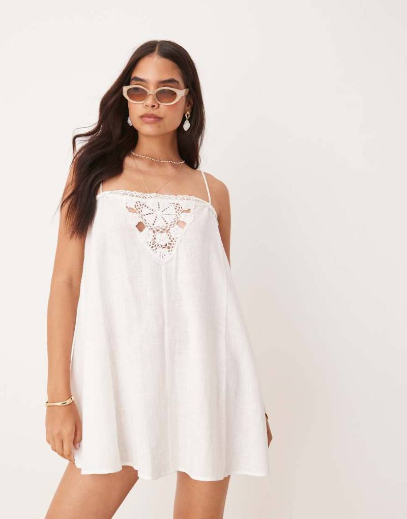 ASOS DESIGN - Strukturiertes Mini-Strandkleid in Weiß mit Häkelspitzeneinsatz-Blau von ASOS DESIGN