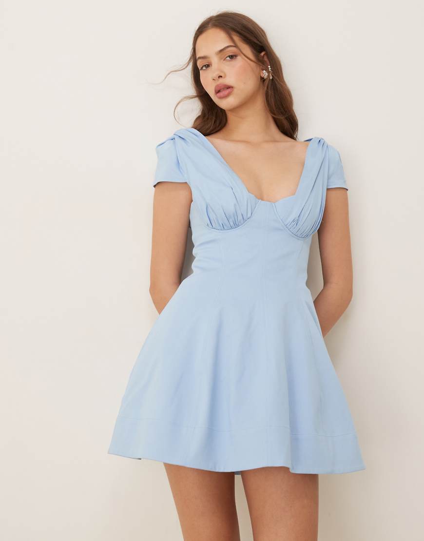 ASOS DESIGN - Strukturiertes Minikleid in Blau mit Brustdetail und Kappärmeln ASOS DESIGN - Strukturiertes Minikleid in Blau mit Brustdetail und Kappärmeln von ASOS DESIGN
